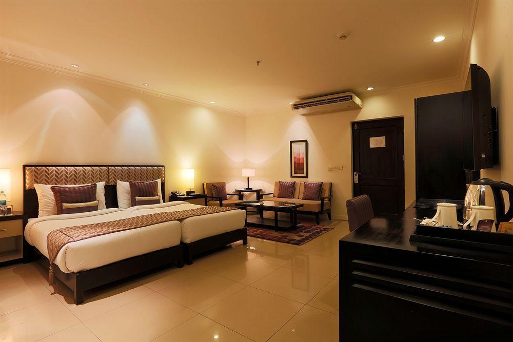 Townhouse 517 La Sapphire Near Delhi Airport Hotel New Delhi Bagian luar foto